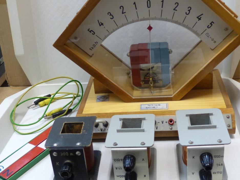 13. Elektromágneses indukció Szükséges eszközök: Középállású demonstrációs áramerősség-mérő; különböző