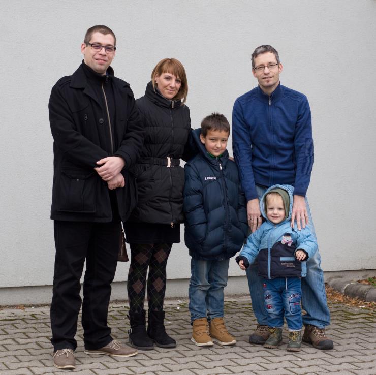 Szeretem a munkám: nagyon jó látni, hogy hogyan születik egy gondolatból egy könyv Van-e családod, mit lehet róluk tudni? 12 éve élek együtt a férjemmel, 2 éve házasodtunk össze.