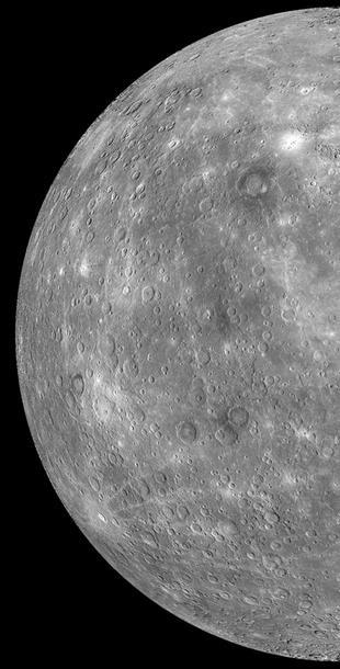 A Merkúr felszíne Holdéhoz hasonló: rengeteg becsapódási kráter évmilliárdok óta geológiailag inaktív elhanyagolható légkör enyhe erózió napszél mikrometeoritok felszíni hőingadozás óriási (a bolygók