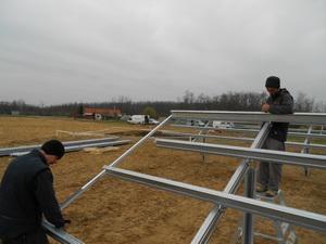 Kivitelezés Tetőre és földre telepített napelemes kiserőműveknél az alábbi kivitelezési feladatokat vállaljuk: Szabadföldi telepítésnél talajmechanikai vizsgálatok elvégzését, próbacölöpölést Tetőre