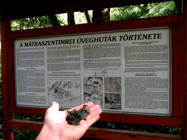 Az első üveghuta a Hutahely nevű réten (a Hutahelyi-patak és Gedeon-patak találkozásánál) létesült 1741-ben, Dalmata Ferenc, a pásztói jószágkormányzója építette az üveghuta 1741-1780 között