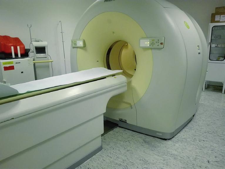 05. PHILIPS PET-CT készülék az ábra bal oldalán. A vizgálóasztal utáni kettős kör karosszériában először a 64-szeletes CT, majd utána a PET gyűrűrendszer található.