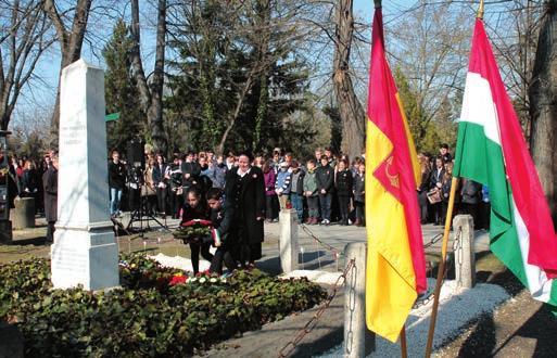 Őket követő képviselők, civil szervezetek, kisebbségi önkormányzatok képviselői koszorúztak. Dr.