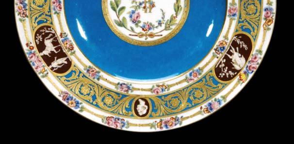 század közepére a Sèvres-i porcelángyár új stílust vitt a porcelángyártásba és háttérbe szorította a meisseni barokk és a keleti hatást.