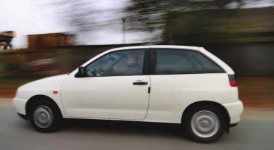 VI. Járművek mozgásának vizsgálata 5. Egy kerékpáros 110 km távolságra szeretne eljutni egy nap alatt. 3 órán keresztül megy 20 km h sebességgel.
