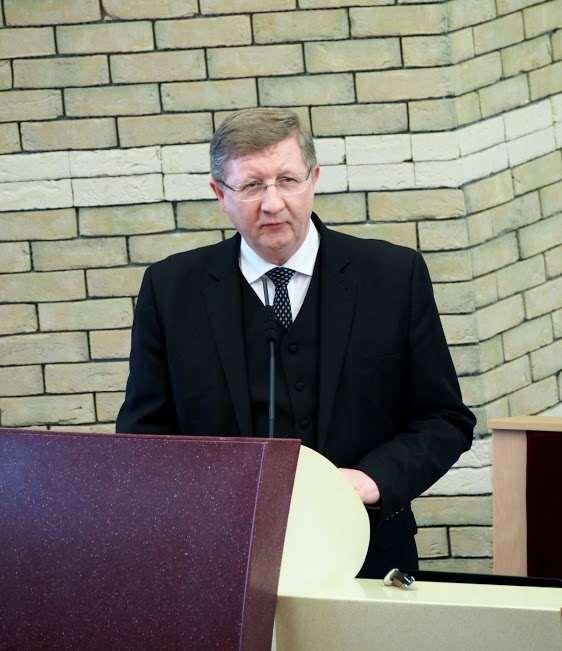 Dr. Fekete Károly, a Tiszántúli Református Egyházkerület püspöke, a praktikumra összpontosított A reformáció gyakorlati teológiai aspektusai, különös tekintettel a II.