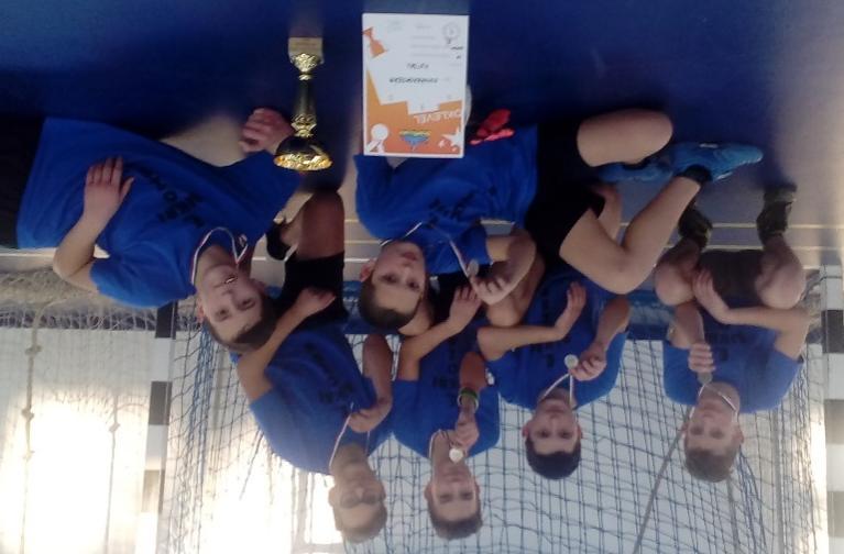 5 Bikali Újság 2017.február Futsal diákolimpia körzeti döntő (Jakab Ágota) 2016. december 15-én Komlón 9 csapat nevezésével lett lebonyolítva a futsal diákolimpia körzeti döntője a Gagarin iskolában.