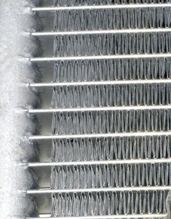 3-4. ábra. Léghűtő hőcserélő felülete (www.cooling4industry.com) Természetesen vannak a léghűtésnek hátrányai is. Az egyik legfontosabb, a levegő kis fajhője és kis hővezetési tényezője.