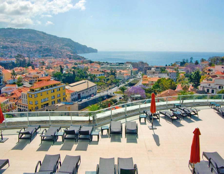 Four Views Baia Hotel **** Utasaink értékelése: Fekvése: Funchal szívében, az öböl felett, domboldalon épült 261 szobás igényes berendezésű szálloda csodálatos kilátással a városra és a végtelen