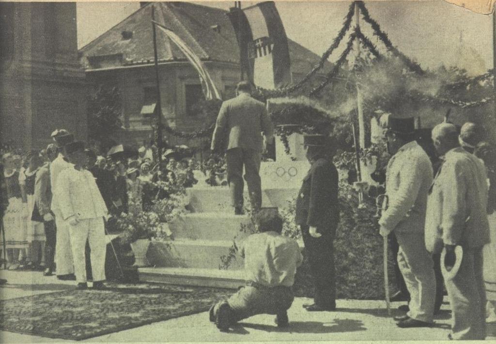Kecskemét Főterén felállított olimpiai oltár barackpálinkával