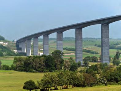 Völgyhíd / Viadukt / Viaduct A KŐRÖSHEGYI VÖLGYHÍD KÖZÉP-EURÓPÁBAN A LEGNA- GYOBB, HOSSZA 1872 M, LEGMAGASABB PILLÉRE 80 M. DIE TALBRÜCKE IN KŐRÖSHEGY IST DIE LÄNGSTE LAND - BRÜCKE MITTELEUROPAS.