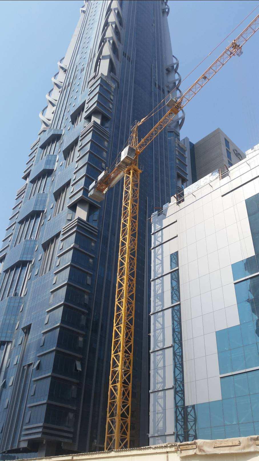 A dubai Al Hikma torony és az automatizált parkolóház mellette Az épületbe a Csepel technológián kívül más nem telepíthető, a méretek és az automatizálás teljes egészében egyedileg a Csepel mérnökei