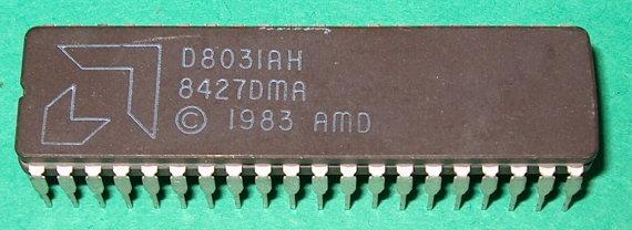 A 8032 elemei és tulajdonságai A 8051 mikrokontroller-család tagja statikus működés, max 44 MHz utasításlehívás: 12 órajelciklus=0.