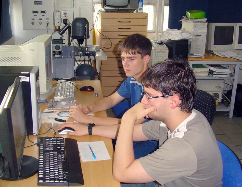 DOLGOZATOK 4 Mekkora 1 nm? Vizsgálatok pásztázó tűszondás mikroszkóppal Farkas József Bolyai Farkas Elméleti Líceum, Marosvásárhely 2.