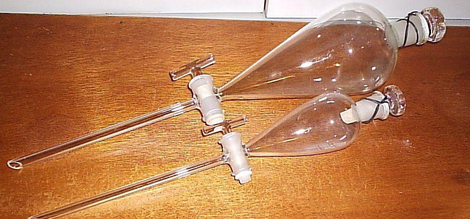Választótölcsérek Így az edény alján visszamaradtak a borból kioldott szerves vegyületek, többek között a resveratrol is. Ezt metanolban oldva tömegspektrométerben vizsgáltuk.