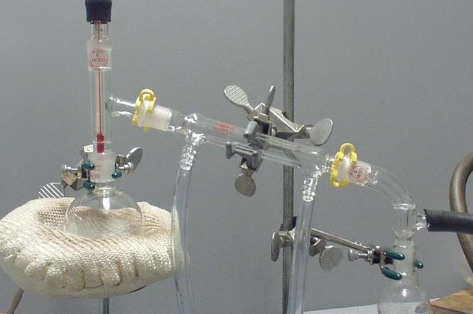 monofunkciós monomerként metil-metakrilátot (MMA) (3. ábra) használtunk. A folyamat során a komplexképző 2,2 -bipiridil (4. ábra) volt, az oldószer pedig toluol. 3. ábra: Metil-metakrilát 4.