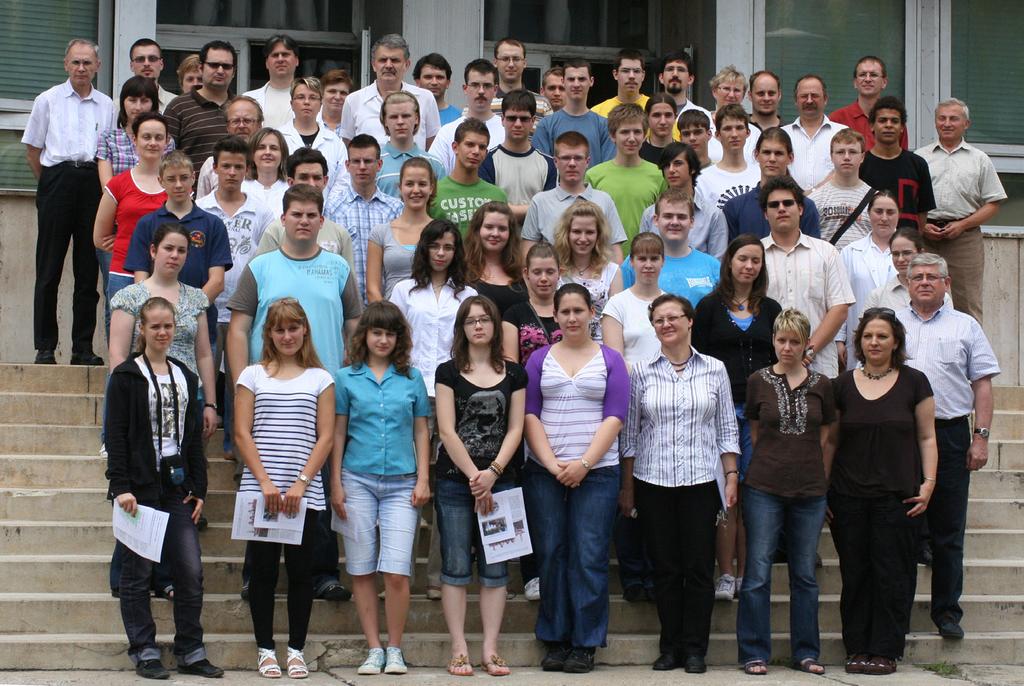 ELŐSZÓ A kutatótábor résztvevői Második alkalommal rendeztük meg az AKI kíváncsi kémikus kutatótábort 2010. június 27. és július 3. között.
