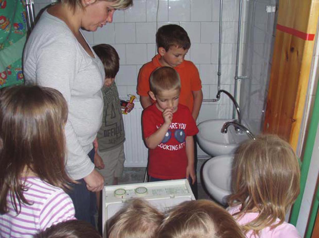 Vzduch a voda Vytýčme si nasledovné ciele: zbudiť a posilniť zvedavosť a záujem detí o prírodné javy; otázkami zbudiť ich záujem a povzbudzovať ich myslenie; aby deti koncipovali vlastné otázky a