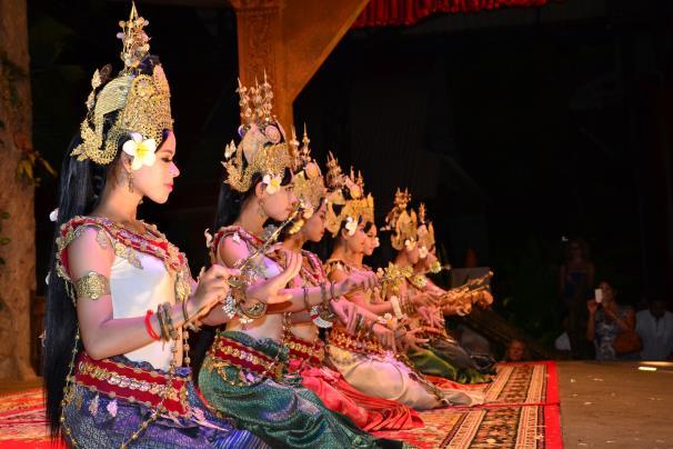 A Wat Arun, A hajnal temploma 86 m-rel magasodik a Chao Phraya folyó nyugati partja fölé. Eltéveszthetetlen sziluettje Bangkok jelképe.