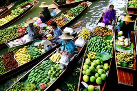 A templomok után egy tradicionális thai hosszú csónakkal hajókirándulásra indulunk a Thon Buri negyedbe, hogy bepillantást nyerjünk a Bangkok csatornáin (khlong) cölöpházakban élő helyiek életébe.