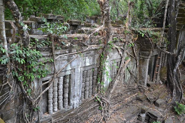 A napfelkeltét már az UNESCO Világörökség részét képező ősi romváros középső udvaráról nézzük meg. Végig járjuk a khmer kultúra aranykorát idéző Angkort, amely a 14-15.