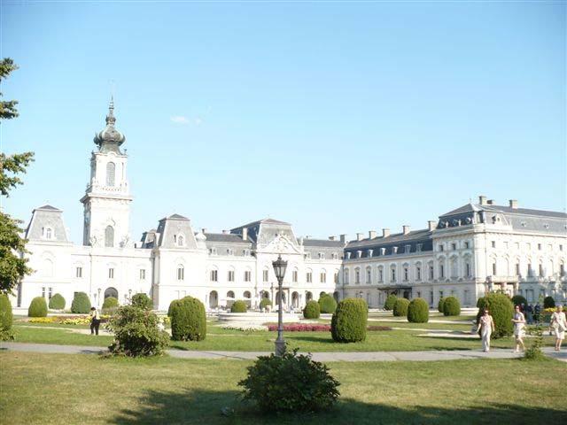 Pohľad z parku na centrálnu časť zámku a krídlo V nasledujúci deň, teda 28. augusta 2008, rokovali dve sekcie.