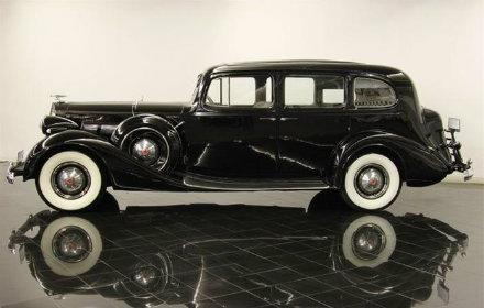 Egy 1937-es Packard Hitler A Führer a diktátorok közül elsőként építette be az erőt tükröző politikai imázsába a gépkocsit, amely mi más lehetett volna, mint a Mercedes.