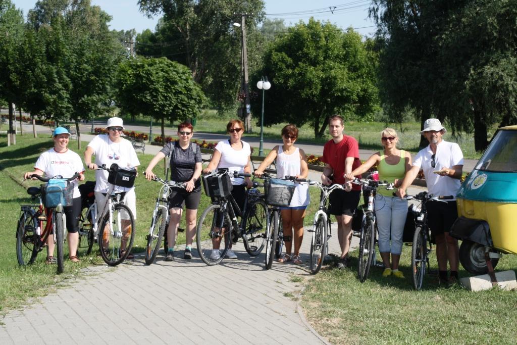 Kerékpárral a Tisza-tó körül A Menetszél 2016-os második túrája a Tisza-tó körül vezetett. Egy nap, 65km, ebből 58 km gáton, kerékpárúton, kerékpárosbarát autóúton és 7 km életveszély közepette.