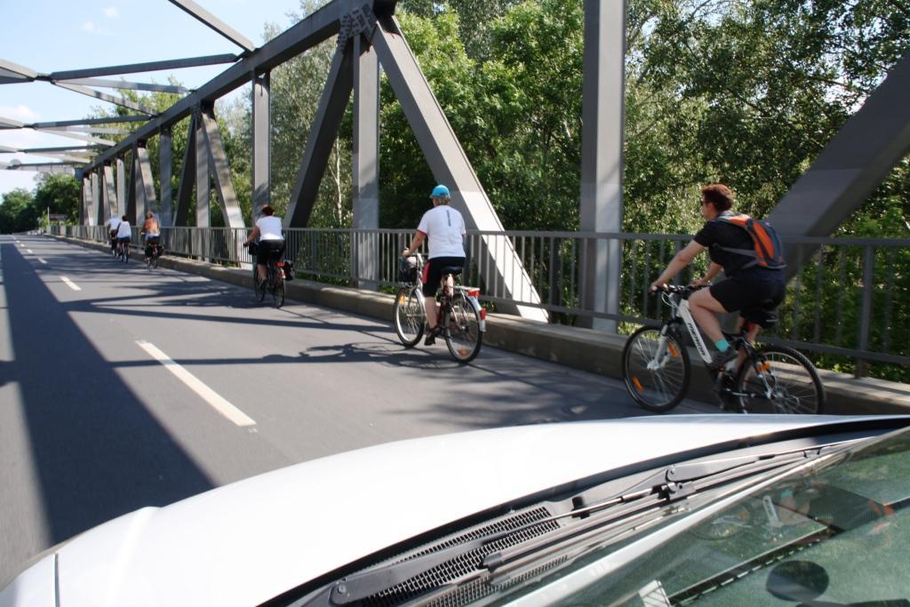 A toronyból aztán kiderült, hogy ha a gáton továbbtekerünk, közvetlen a kerékpárút melletti 3.