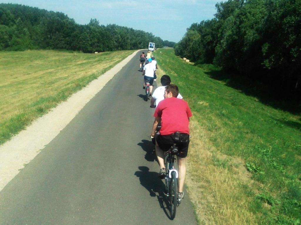 megfejteni. Ráadásul se onnan, se oda nem vezet kerékpárút, így megközelíteni vagy közúton, vagy a gyalogos járdán keresztül lehet csak. És még egy vasúti átjáró is színesíti a képet.