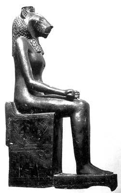A trón mindkét oldalán egy-egy lótuszvirágon ülő oroszlánfejű istennőt ábrázoltak, aki papirusz-jogart tart a kezében. Fejét napkorong koronázza.