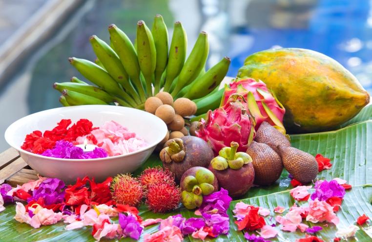 IN, AT, ON Decorate Bananas! There is a very funny habit 1) India. People go to Church but they don't put decorations 2) pine trees. They do it with banana or mango trees 3) the streets.