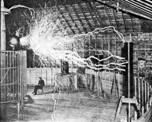 2. Magyarország és Párizs Nikola Tesla 1881-ben Budapestre költözött, hogy a Puskás Tivadar-féle American Telephone Companynek dolgozhasson. Dolgozott a folyamatos teljesítményt leadó ikerturbinákon.