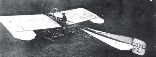 Ezután következtek az első repülések: A repülőgépet a lóversenypályán levő hangárba szállították, ahol az első repüléseket kívánta megvalósítani.