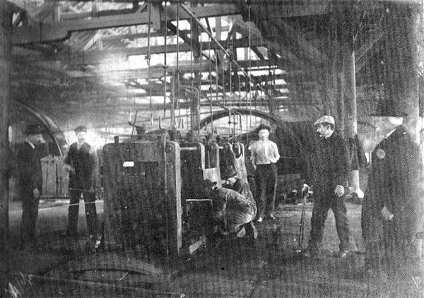Andrássy Manó sikeres pénzügyi akciója révén a Társulat alaptőkéjét 4 millió forintra emelte. 1870 végén a kísérleti termelés megindult. A gyár gépi berendezéseit külföldről hozták. 4. ábra Vasgerenda egyengetőgép 5.