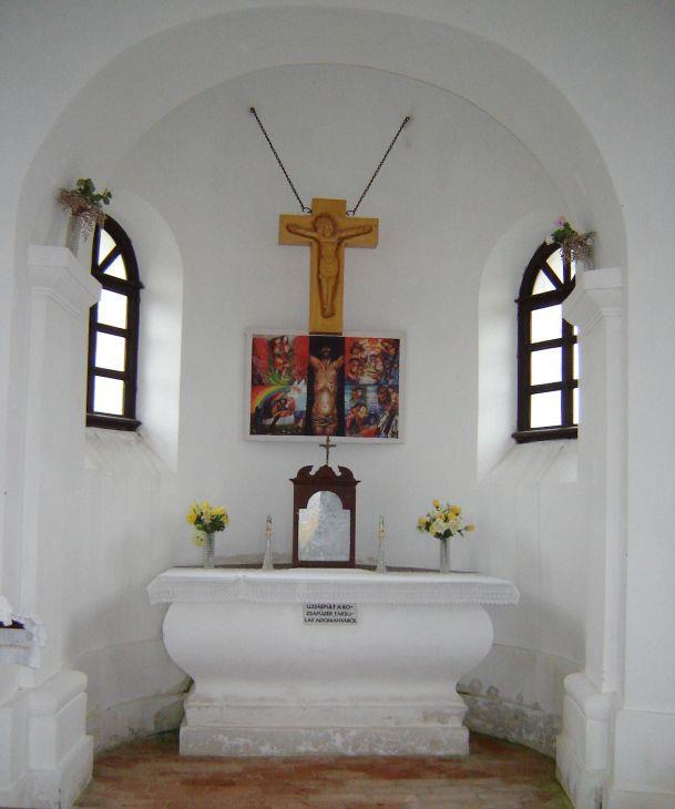 Az oltáron felirat: Újjáépült a Rózsafűzér társulat adományából. Az oltár fölött faragott kereszt felfüggesztve. A kápolna közepén 4 sor padot helyeztek el.