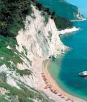 ANCONÁTÓL PESCARÁIG Közép-Adria: különleges tengerpartok, pálmasétányok Riminitől délre a táj jellege megváltozik.