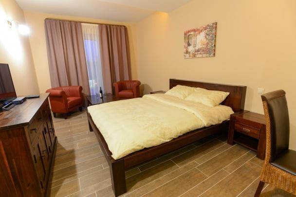A lakosztályok egyik szobájában társalgó - kihúzható kanapéval, másikban hálószoba franciaággyal vagy két külön ággyal várja a vendégeket.