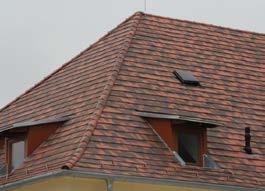 hangulatot: a régi tetőfelület hatását a természetes vörös cserép foltosra változata és szabálytalan fekete engóbozása adja.