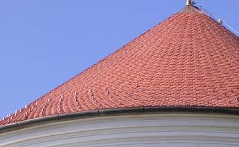 Nagy hajlásszögű tornyok és kúpok, íves ablakok és formák jellemzik, ahol színben és formavilágát tekintve is egyedi megjelenésű tetőcserepek szükségesek az épület eredeti formájának