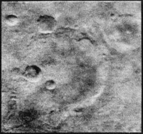Mars 1962, Mars 1 megszakad a kommunikáció 1965, Mariner 4: 9800 km-re a felszíntől, 21 fotó sok becsapódási kráter, nincs víz (csak alacsony albedójú száraz