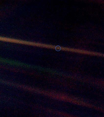 Halványék Pötty : a Voyager 1 utolsó felvétele a Földről (1990, 4 10 9 km) Carl Sagan: Nézzenek ismét arra a pontra. Az itt van. Az otthonunk. Azok mi vagyunk.