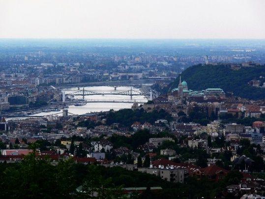 A Gellért-hegy természetvédelmi terület A Budai-hegységhez tartozó Gellért-hegy nagyrészt Budapest XI. kerületében található, kisebb északi része az I. kerülethez tartozik.