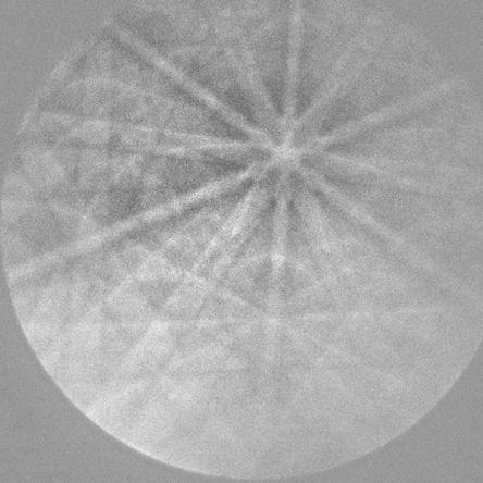 kristálytani tengelyeket. Az EBSD mintázat így lényegében egy térkép a kristálytani tengelyek szögviszonyairól. A mintázat geometriája egyedi minden atomi elrendeződésre, kristályszerkezetre.