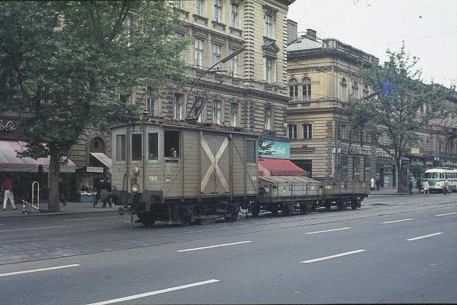 ábra: Tehermenet a Nagykörúton (80-as évek), illetve metro -villamos a Baross téren (80-as évek)