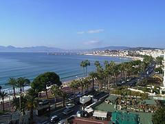 Cannes Igék vonzataként: s habiller, se déguiser en qc valamibe öltözik, valaminek beöltözik En hiver, il faut s habiller en manteau. Télen kabátba kell öltözni.