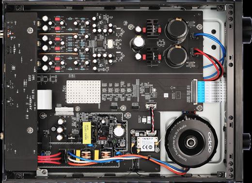 A Sonica rendezett és áttekinthető hátlapján szépen csoportokba rendezve helyezték el a digitális bemeneteket (koax, optikai, USB B), az analóg előfok kimeneteket (RCA, XLR), a trigger csatlakozókat,