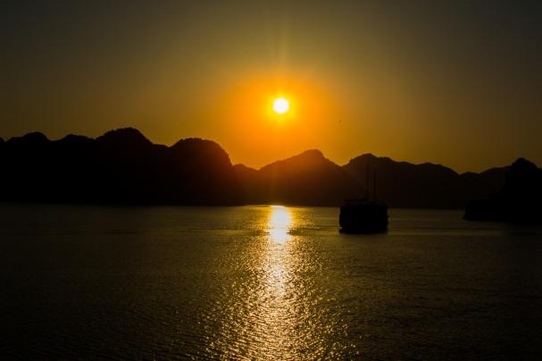 A nap vége felé ismét horgonyt vetünk éjszakára a szigetek közti egyik csendes öbölben. A vacsorát a hajón szolgálják fel, ezt az éjszakát is a Halong - öbölben, a hajón töltjük. 3.