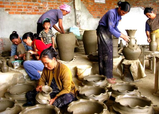 EXTRA NAP HANOIBAN KÉZMŰVES FALVAK Bat Trang, Dong Ho & But Thap: A mai napon Hanoi környékére kalandozunk és meglátogatunk néhány kézműves falut.