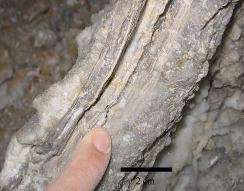 A barlangban találkozunk teléres szkalenoéderes kalcittal, tömeges kalcittal, telérkitöltésként, ágas-bogas kiválásként, borsókő és cseppkő formájában is (9.
